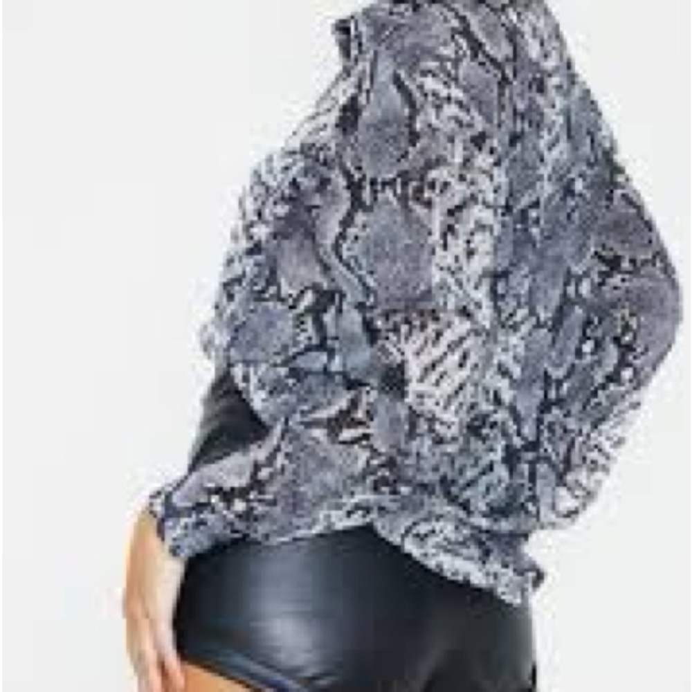 Pretty little thing gray snakeskin chiffon tunic button up blouse loose L